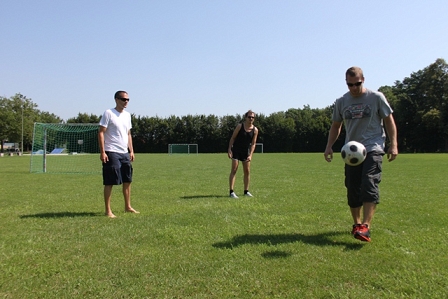 © FM4/Simon Welebil Die drei Auf-Pomali-Bandmitglieder beim Gaberln am Fußballplatz